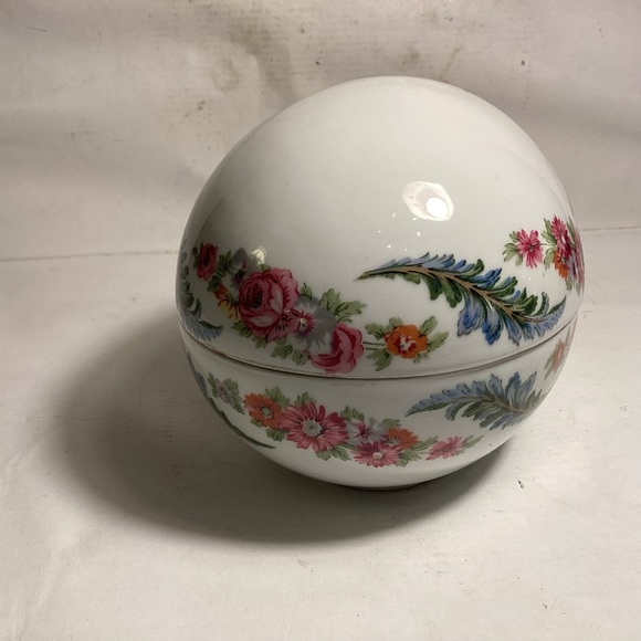 Vintage porcelain egg made in Paris, France. - Picture 5 of 8